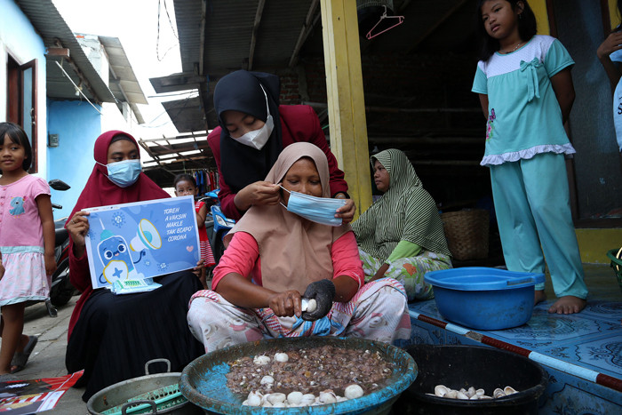 Sosialisasi bahaya Covid-19 di perkampungan nelayan Kenjeran Surabaya, Jawa Timur, Selasa (15/6/2021).