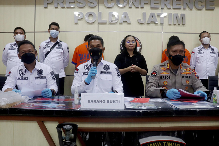 Polisi memamerkan barang bukti serta tersangka penyelundup benih lobster (benur) di Polda Jawa Timur, Selasa (15/6/2021).