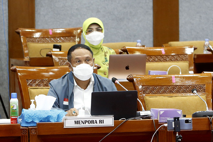 Menpora Zainudin Amali bersiap mengikuti rapat kerja dengan Komisi X DPR di Kompleks Parlemen, Senayan, Jakarta, Selasa (15/6/2021).