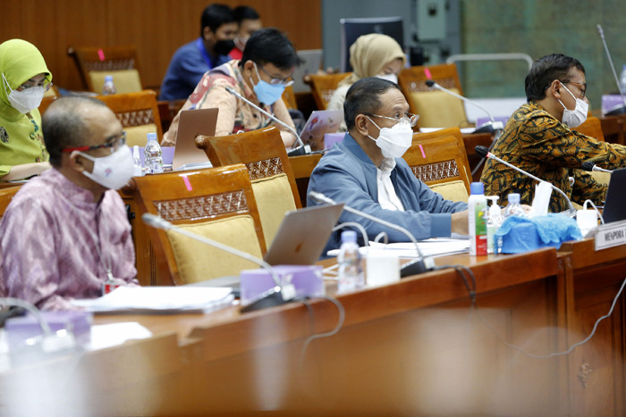 Menpora Zainudin Amali bersiap mengikuti rapat kerja dengan Komisi X DPR di Kompleks Parlemen, Senayan, Jakarta, Selasa (15/6/2021).