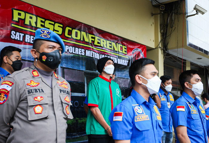 Kapolres Metro Jakarta Barat Kombes Ady Wibowo saat menyampaikan barang bukti 30 gram ganja di Polres Metro Jakarta Barat, Jakarta, Rabu (16/6/2021).