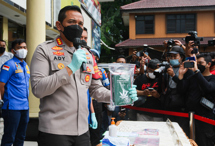 Kapolres Metro Jakarta Barat Kombes Ady Wibowo saat menyampaikan barang bukti 30 gram ganja di Polres Metro Jakarta Barat, Jakarta, Rabu (16/6/2021).