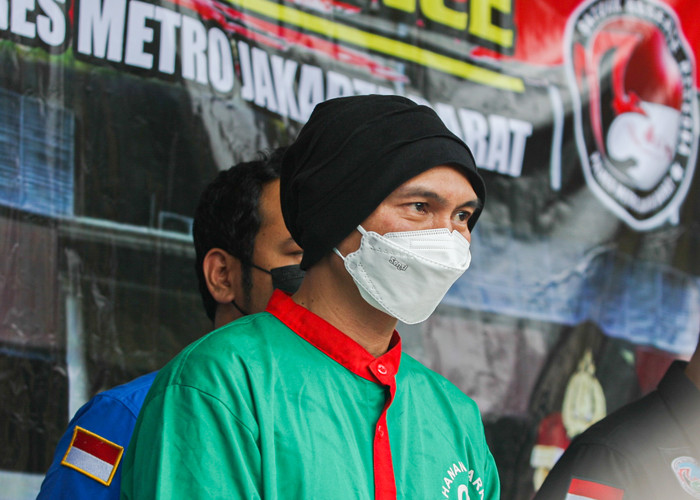 Kapolres Metro Jakarta Barat Kombes Ady Wibowo saat menyampaikan barang bukti 30 gram ganja di Polres Metro Jakarta Barat, Jakarta, Rabu (16/6/2021).