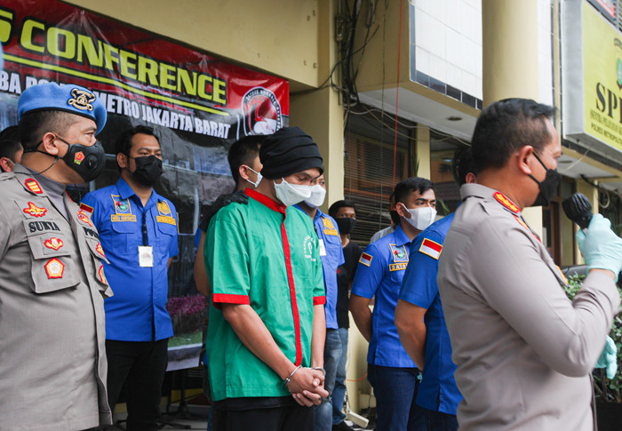 Kapolres Metro Jakarta Barat Kombes Ady Wibowo saat menyampaikan barang bukti 30 gram ganja di Polres Metro Jakarta Barat, Jakarta, Rabu (16/6/2021).