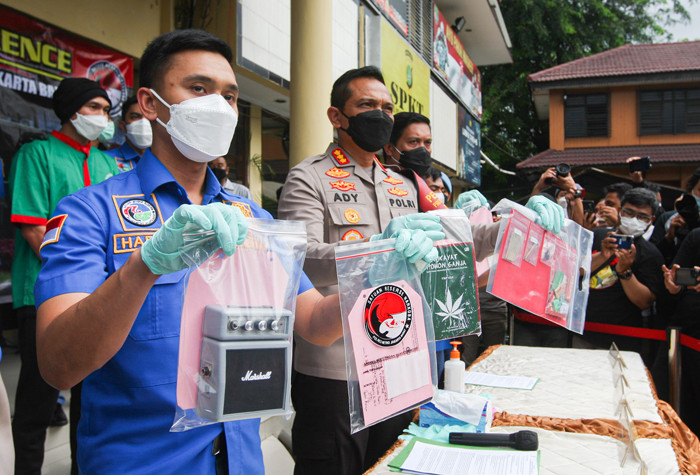 Kapolres Metro Jakarta Barat Kombes Ady Wibowo saat menyampaikan barang bukti 30 gram ganja di Polres Metro Jakarta Barat, Jakarta, Rabu (16/6/2021).