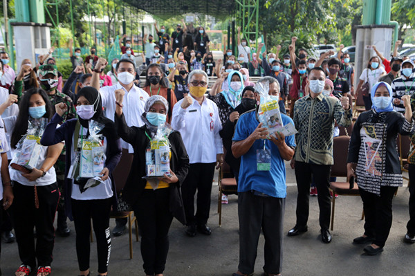 Penyerahan bantuan kepada Pekerja Migran Indonesia yang menjalani karantina di Asrama Haji Sukolilo Surabaya, Rabu (16/6/2021).