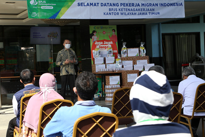 Penyerahan bantuan kepada Pekerja Migran Indonesia yang menjalani karantina di Asrama Haji Sukolilo Surabaya, Rabu (16/6/2021).