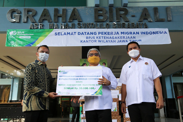 Penyerahan bantuan kepada Pekerja Migran Indonesia yang menjalani karantina di Asrama Haji Sukolilo Surabaya, Rabu (16/6/2021).