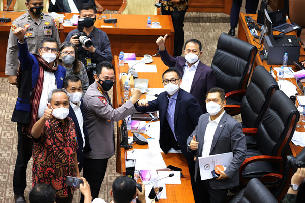 Kapolri Jenderal Pol Listyo Sigit Prabowo mengikuti rapat kerja dengan Komisi III DPR di Kompleks Parlemen Senayan, Jakarta, Rabu (16/6/2021).