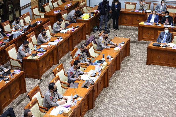 Kapolri Jenderal Pol Listyo Sigit Prabowo mengikuti rapat kerja dengan Komisi III DPR di Kompleks Parlemen Senayan, Jakarta, Rabu (16/6/2021).