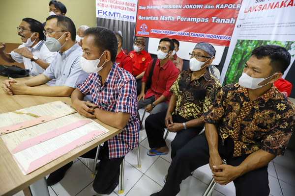 Relawan Jokowi dan relawan Bejo mengadu ke Forum Korban Mafia Tanah Indonesia (FKMTI) di Jakarta, Rabu (16/6/2021).