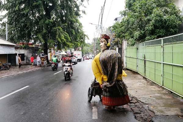 Kelompok pengarak Ondel-ondel tampak keluar dari pemukiman padat di kawasan Kramat Pulo, Jakarta Pusat.
