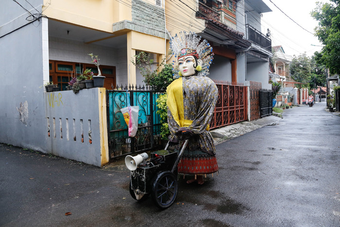 Kelompok pengarak Ondel-ondel tampak keluar dari pemukiman padat di kawasan Kramat Pulo, Jakarta Pusat.