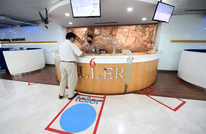Teller melayani nasabah untuk bertransaksi di Kantor PT Bank Tabungan Negara (Persero) Tbk (BTN) Cabang Harmoni, Jakarta, Rabu (16/6/2021).