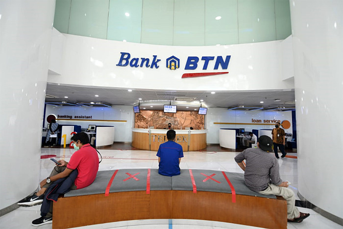 Teller melayani nasabah untuk bertransaksi di Kantor PT Bank Tabungan Negara (Persero) Tbk (BTN) Cabang Harmoni, Jakarta, Rabu (16/6/2021).