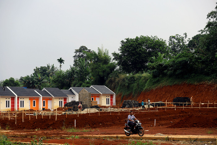 Pekerja beraktivitas di proyek pembangunan rumah bersubsidi di Kabupaten Bogor, Jawa Barat, Selasa (15/6/2021).