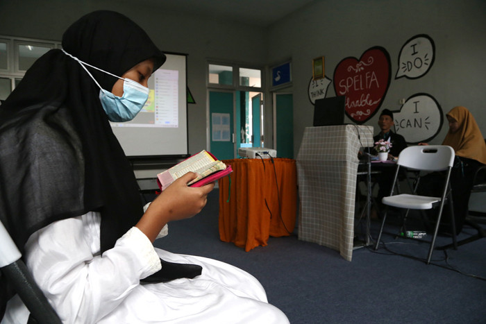 Siswa dan Munaqis menyimak hafalan Alquran secara virtual dalam Munaqosah Hafalan Al-Quran di SMP Al-Falah Deltasari Sidoarjo, Jawa Timur, Kamis (17/6/2021).