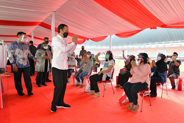 Presiden Joko Widodo didampingi Gubernur Jawa Barat Ridwan Kamil saat meninjau vaksinasi bagi sekitar 5.000 masyarakat di Stadion Pakansari, Kamis (17/6/2021).
