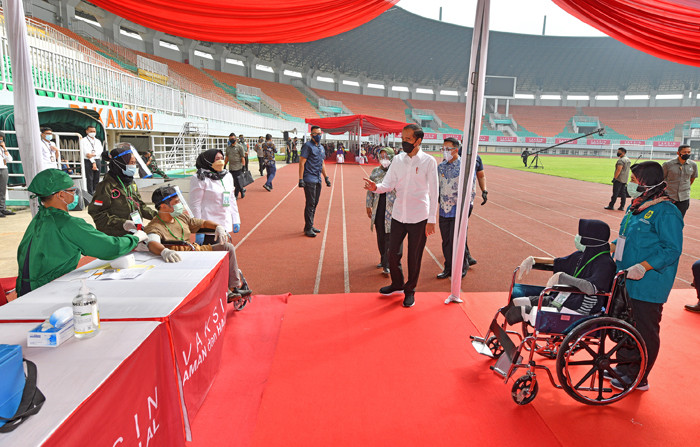 Presiden Joko Widodo didampingi Gubernur Jawa Barat Ridwan Kamil saat meninjau vaksinasi bagi sekitar 5.000 masyarakat di Stadion Pakansari, Kamis (17/6/2021).