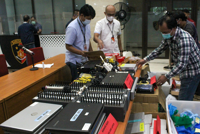 Rilis kasus tindak pidana pinjaman online ilegal di kantor Bareskrim Polri, Jakarta, Kamis (17/6/2021).