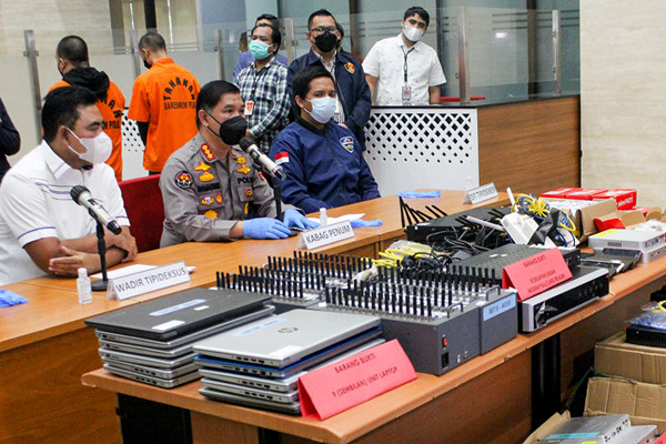 Rilis kasus tindak pidana pinjaman online ilegal di kantor Bareskrim Polri, Jakarta, Kamis (17/6/2021).