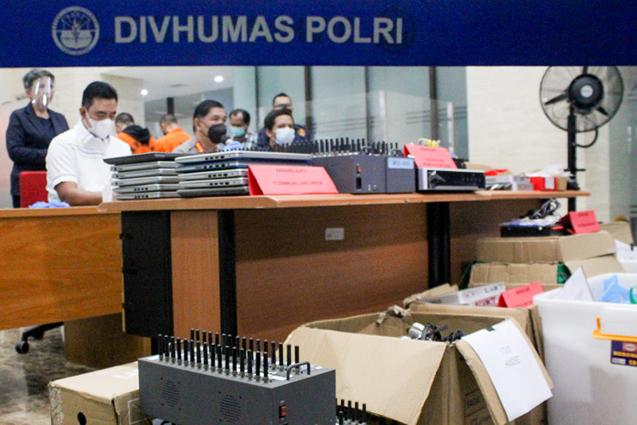 Rilis kasus tindak pidana pinjaman online ilegal di kantor Bareskrim Polri, Jakarta, Kamis (17/6/2021).