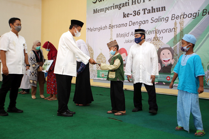 Pusat Pengoelolaan Komplek (PPK) Kemayoran memberikan santunan kepada 300 anak yatim di Masjid Akbar, Kemayoran, Jakarta Pusat, Kamis (17/6/2021).