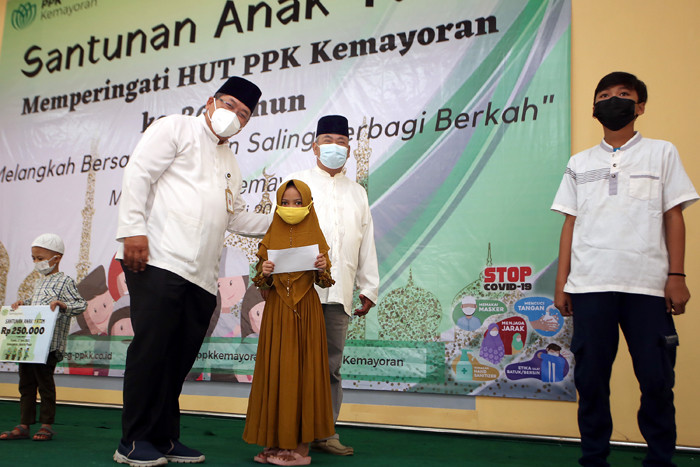 Pusat Pengoelolaan Komplek (PPK) Kemayoran memberikan santunan kepada 300 anak yatim di Masjid Akbar, Kemayoran, Jakarta Pusat, Kamis (17/6/2021).