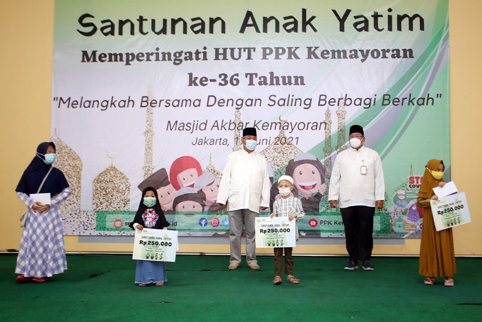 Pusat Pengoelolaan Komplek (PPK) Kemayoran memberikan santunan kepada 300 anak yatim di Masjid Akbar, Kemayoran, Jakarta Pusat, Kamis (17/6/2021).