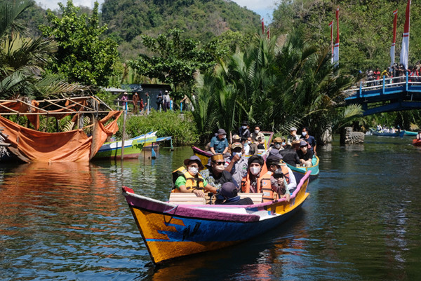 Menteri Pariwisata dan Ekonomi Kreatif Sandiaga Uno kunjungi kawasan desa wisata Geo Park karts Rammang Rammang, Kabupaten Maros, Kamis (17/6/2021).