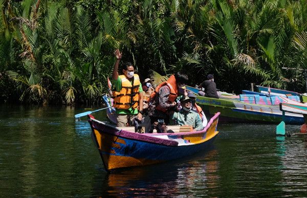 Menteri Pariwisata dan Ekonomi Kreatif Sandiaga Uno kunjungi kawasan desa wisata Geo Park karts Rammang Rammang, Kabupaten Maros, Kamis (17/6/2021).