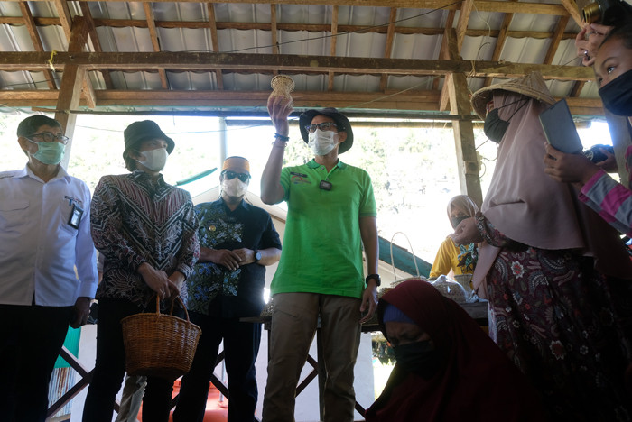Menteri Pariwisata dan Ekonomi Kreatif Sandiaga Uno kunjungi kawasan desa wisata Geo Park karts Rammang Rammang, Kabupaten Maros, Kamis (17/6/2021).