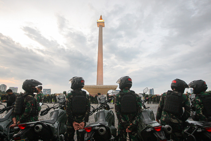 Apel persiapan pasukan gabungan TNI, Polri dan Satpol PP di Tugu Monas, Jakarta Pusat, Jumat (18/6/2021).