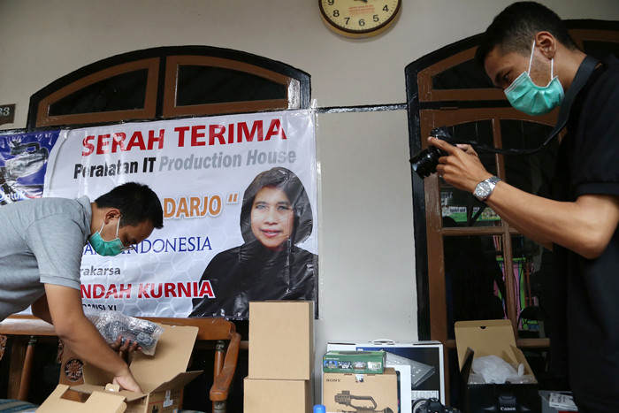Serah terima bantuan perlengkapan multimedia di kantor Yayasan Asa Dolor Darjo, di Gedangan Sidoarjo, Jawa Timur, Jumat (18/6/2021).