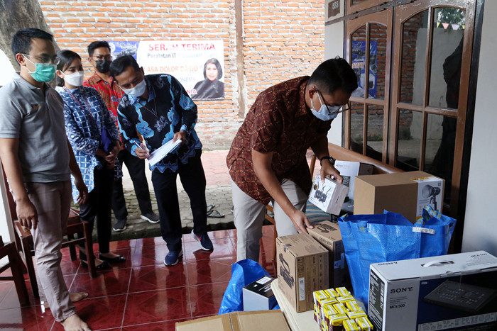 Serah terima bantuan perlengkapan multimedia di kantor Yayasan Asa Dolor Darjo, di Gedangan Sidoarjo, Jawa Timur, Jumat (18/6/2021).