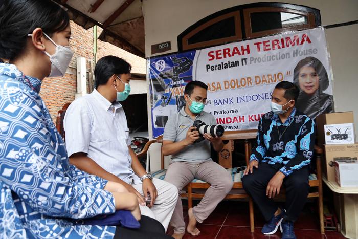 Serah terima bantuan perlengkapan multimedia di kantor Yayasan Asa Dolor Darjo, di Gedangan Sidoarjo, Jawa Timur, Jumat (18/6/2021).