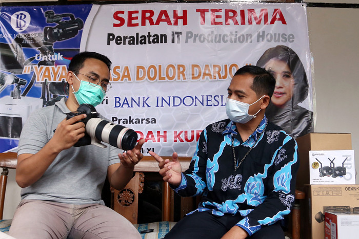 Serah terima bantuan perlengkapan multimedia di kantor Yayasan Asa Dolor Darjo, di Gedangan Sidoarjo, Jawa Timur, Jumat (18/6/2021).