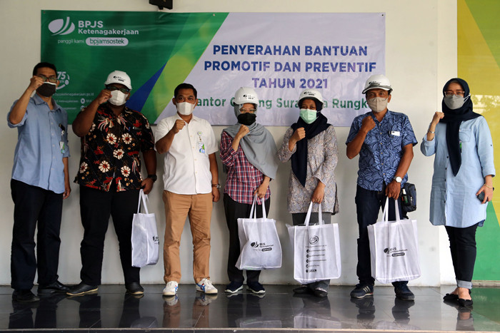 Penyerahan Alat Pelindung Diri pada peserta BP Jamsostek sektor Jasa Konstruksi di kantor BP Jamsostek Cabang Surabaya Rungkut, Jumat (18/6/2021).