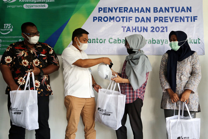Penyerahan Alat Pelindung Diri pada peserta BP Jamsostek sektor Jasa Konstruksi di kantor BP Jamsostek Cabang Surabaya Rungkut, Jumat (18/6/2021).