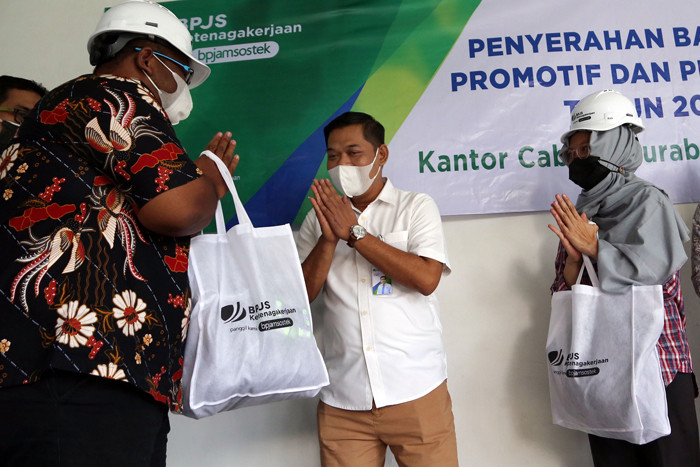 Penyerahan Alat Pelindung Diri pada peserta BP Jamsostek sektor Jasa Konstruksi di kantor BP Jamsostek Cabang Surabaya Rungkut, Jumat (18/6/2021).