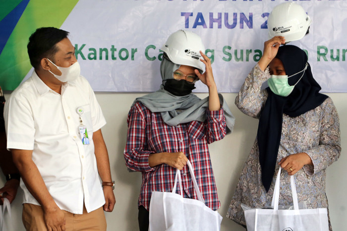 Penyerahan Alat Pelindung Diri pada peserta BP Jamsostek sektor Jasa Konstruksi di kantor BP Jamsostek Cabang Surabaya Rungkut, Jumat (18/6/2021).
