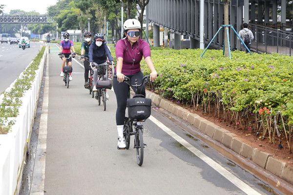 Pesepeda melintasi jalur sepeda permanen di kawasan Jalan Sudirman, Jakarta Pusat, Jumat (18/6/2021).
