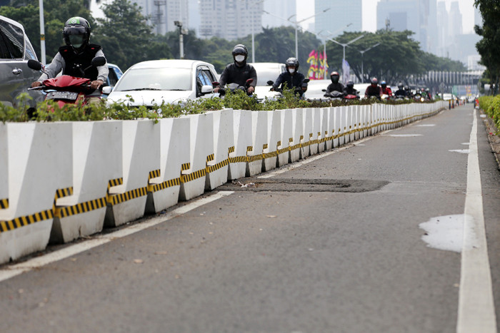 Pesepeda melintasi jalur sepeda permanen di kawasan Jalan Sudirman, Jakarta Pusat, Jumat (18/6/2021).