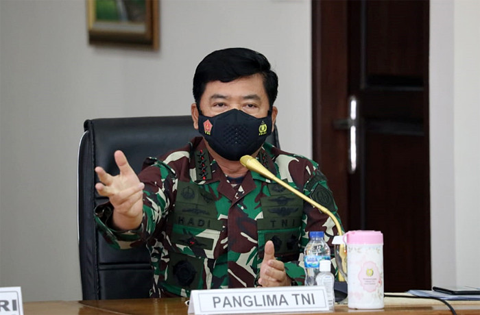 Panglima TNI Marsekal TNI Hadi Tjahjanto bersama Menkes Budi Gunadi Sadikin saat menghadiri Rapat Koordinasi di Lanud Iswahjudi Madiun, Jumat (18/6/2021).
