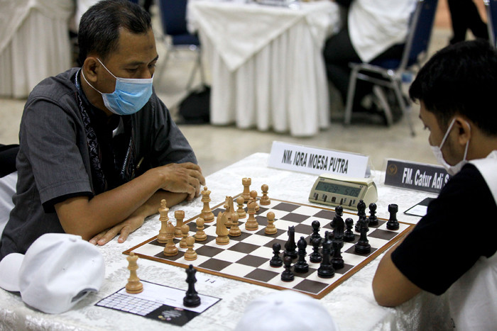 Peserta sedang bertanding dalam Turnamen Catur Indonesia Master yang diselenggarakan oleh MPR di Nusantara V di Kompleks Parlemen, Jakarta, Sabtu (19/6/2021).