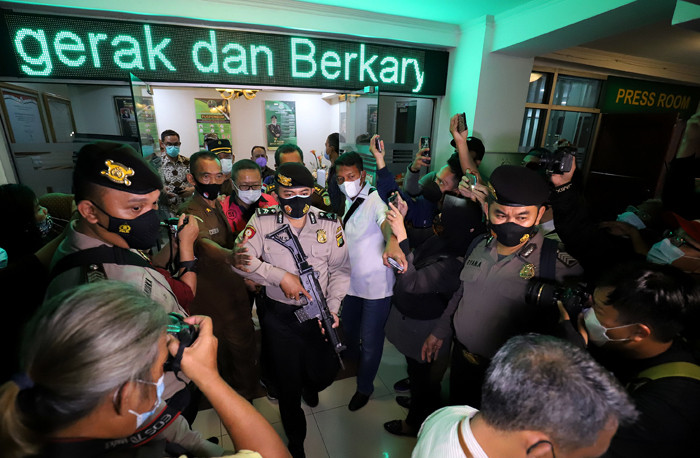 Terpidana kasus pembalakan liar Adelin Lis dibawa oleh petugas usai keterangan pers di Aula Penerangan Hukum Kejaksaan Agung, Jakarta, Sabtu (19/6/2021).