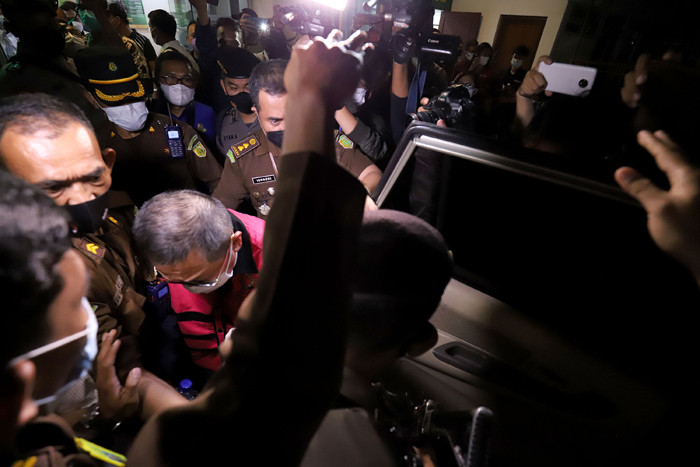 Terpidana kasus pembalakan liar Adelin Lis dibawa oleh petugas usai keterangan pers di Aula Penerangan Hukum Kejaksaan Agung, Jakarta, Sabtu (19/6/2021).