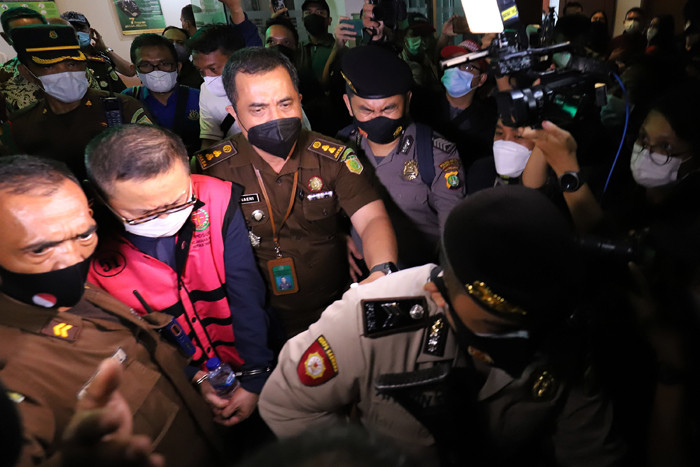 Terpidana kasus pembalakan liar Adelin Lis dibawa oleh petugas usai keterangan pers di Aula Penerangan Hukum Kejaksaan Agung, Jakarta, Sabtu (19/6/2021).