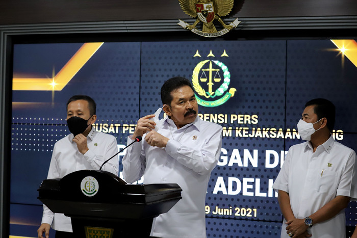 Jaksa Agung Republik Indonesia Sanitiar Burhanuddin memberikan keterangan pers terkait pemulangan buronan Adelin Lis di Jakarta, Sabtu (19/6/2021).