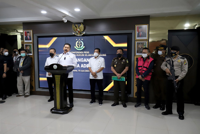 Jaksa Agung Republik Indonesia Sanitiar Burhanuddin memberikan keterangan pers terkait pemulangan buronan Adelin Lis di Jakarta, Sabtu (19/6/2021).